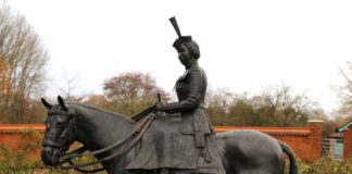 Бронзова статуя на кралица Елизабет II и нейният любим кон се продават на търг за шестцифрена сума