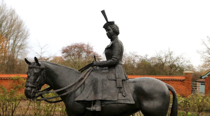 Бронзова статуя на кралица Елизабет II и нейният любим кон се продават на търг за шестцифрена сума