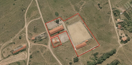 Продава се конна база с жилищна къща